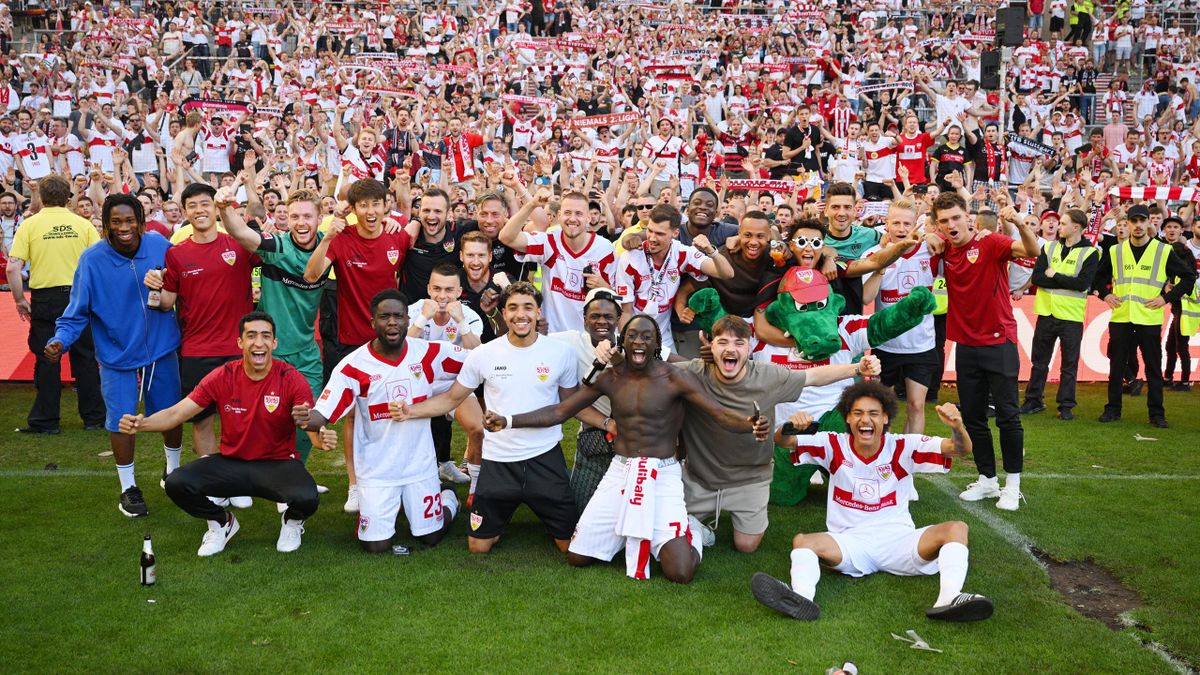 Spieler und Fans des VfB Stuttgart bejubeln den Klassenerhalt