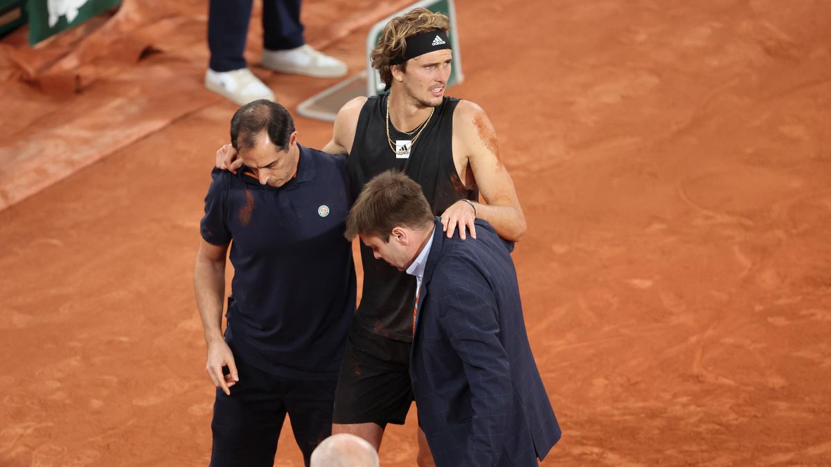 Alexander Zverev verlaat de baan in de halve finale Rafael Nadal