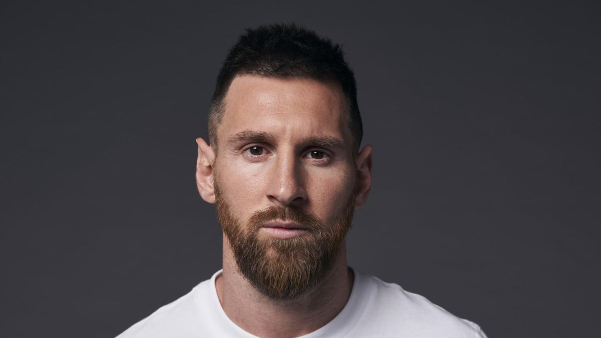 Lionel Messi s-a pozat în noul echipament lansat de Barcelona