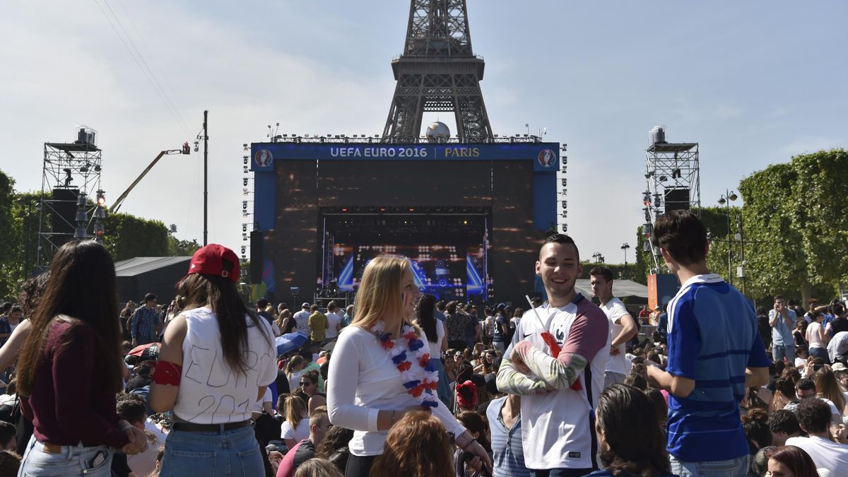 La grande fan zone de la Tour Eiffel est ouverte Eurosport