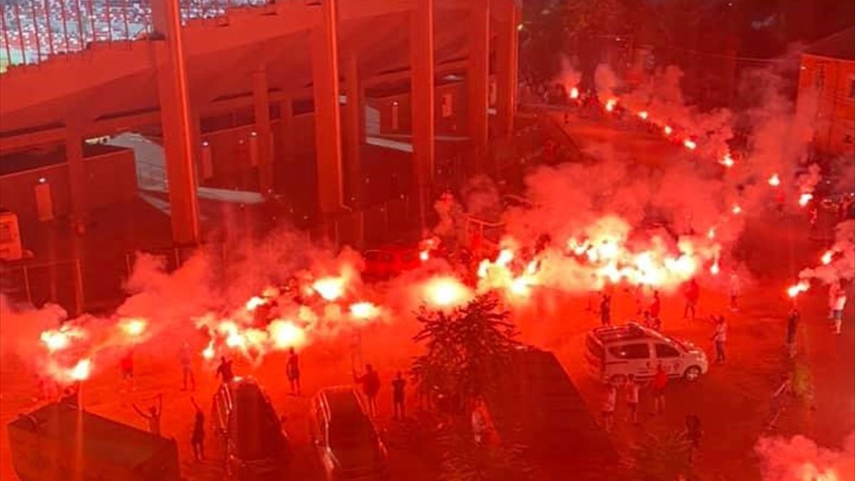 Fanii celor de la UTA Arad au aprins torțe lângă noul stadion