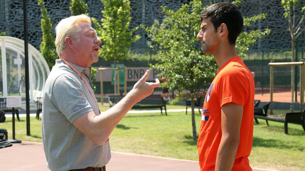 Boris Becker (l.) im Gespräch mit Novak Djokovic im Jahr 2017