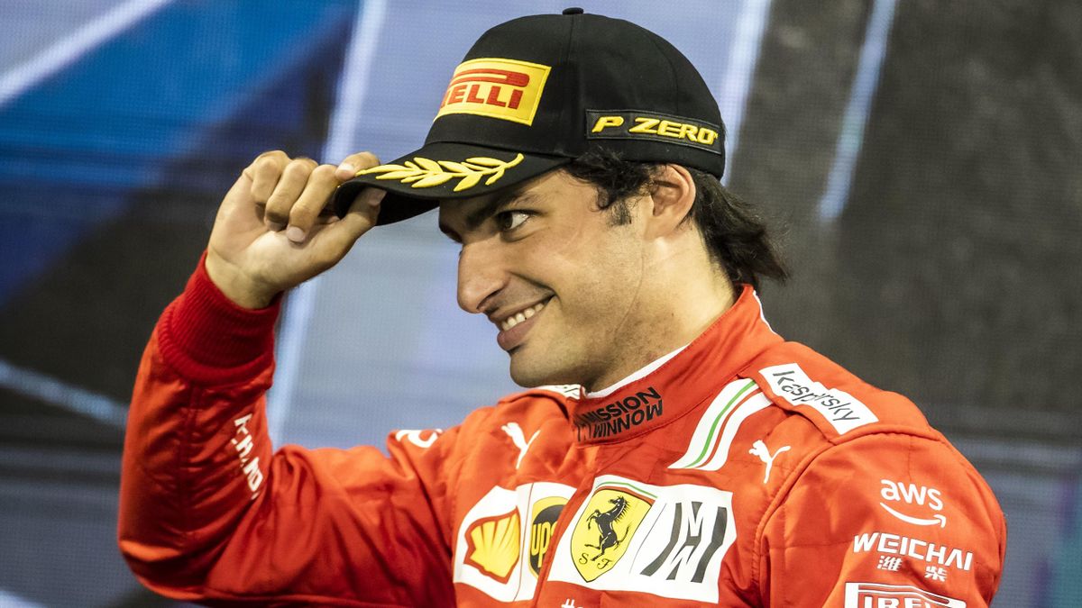 Carlos Sainz Jr (Ferrari) en el podio del GP de Abu Dhabi de 2021