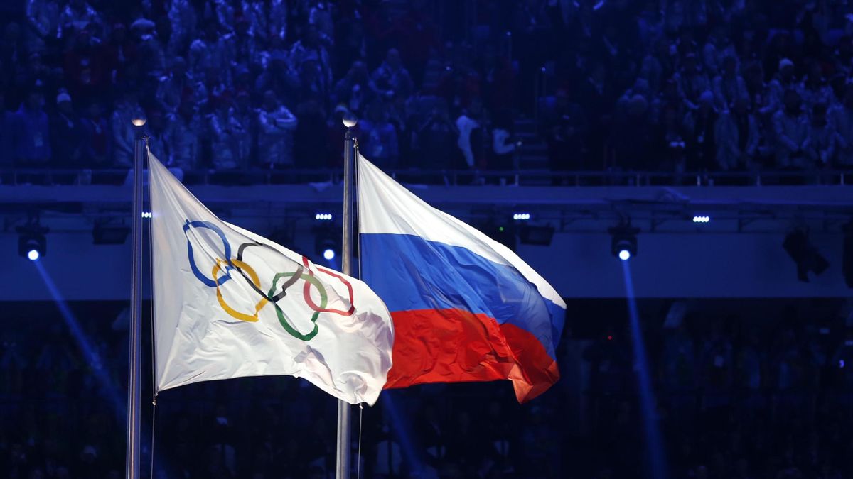 Le drapeau de la Russie avec celui des Jeux olympiques.