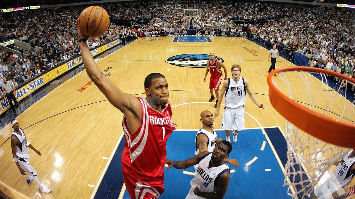 Tracy McGrady vola a schiacciare a canestro durante una partita del 2005 giocata dai suoi Houston Rockets contro i Dallas Mavericks.