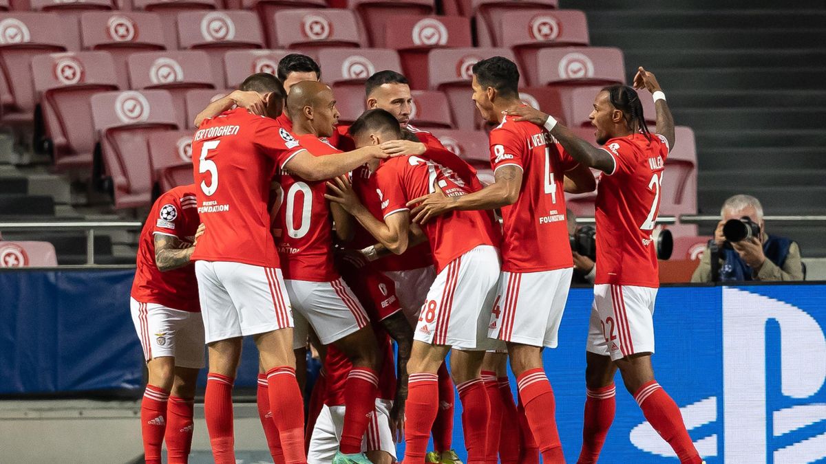 LISBON, PORTUGAL - SEPTEMBER 29: (BILD OUT) Darwin Nunez of SL Benfica celebrates after scoring his team's first goal with teammates during the UEFA Champions League group E match between SL Benfica and FC Barcelona at Estadio da Luz on September 29, 2021