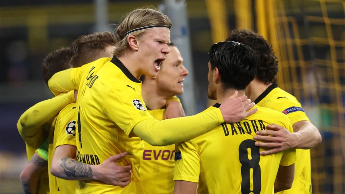 Erling Haaland of Borussia Dortmund celebrates with Mahmoud Dahoud