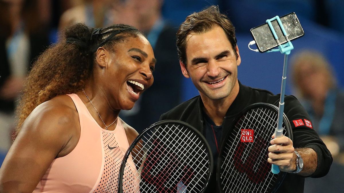 Serena Williams en Roger Federer spelen samen tijdens het gemixte dubbelspel in Perth.