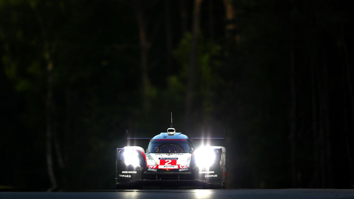 Mașina Porsche #2 în calificările pentru Cursa de 24h de la Le Mans
