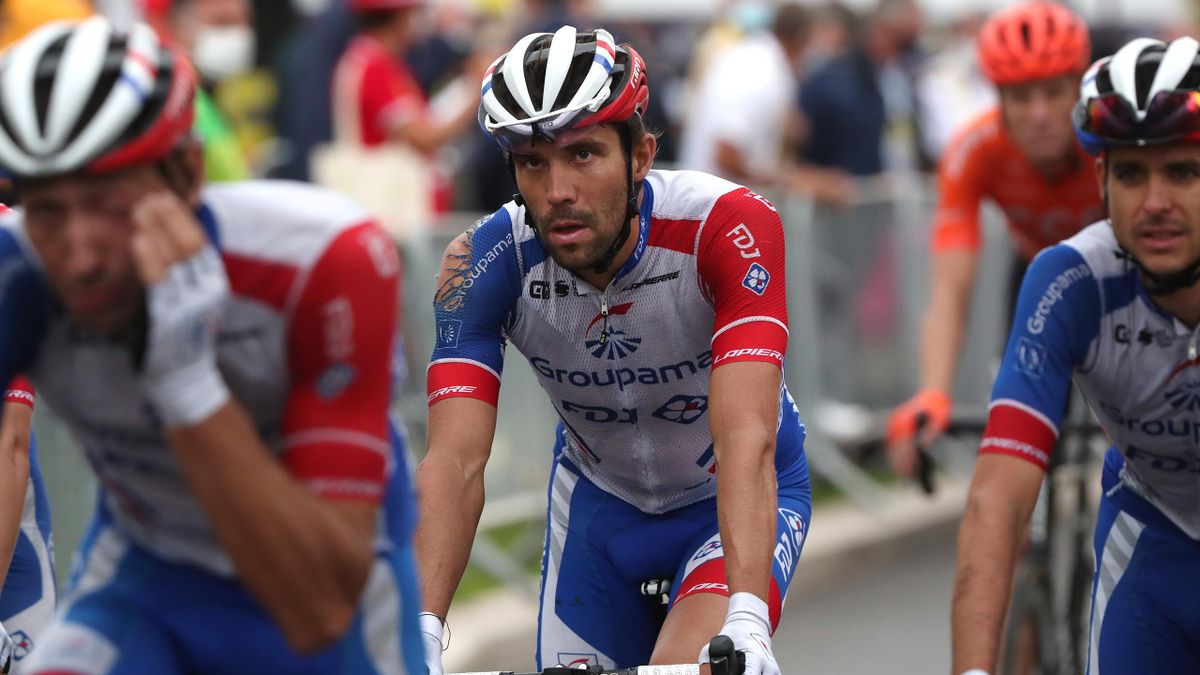 Une Chute Et Un Regard Noir Thibaut Pinot Demarre Dans La Douleur Eurosport