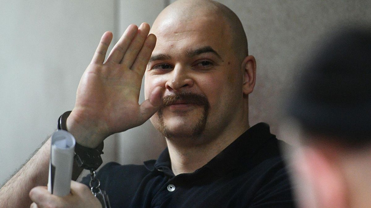 na stadione spartaka zakryli tribunu