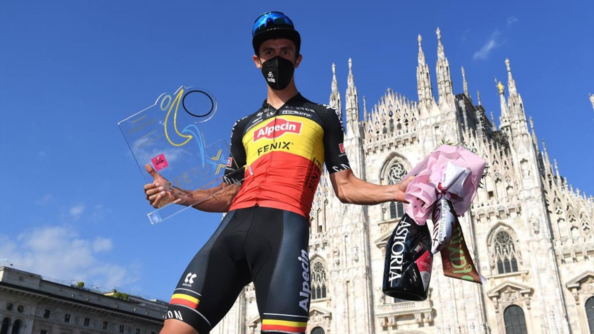 Il campione nazionale belga Dries De Bondt sul podio di Milano dopo aver vinto la classifica dei traguardi volanti e il premio combattività - Giro d'Italia 2021