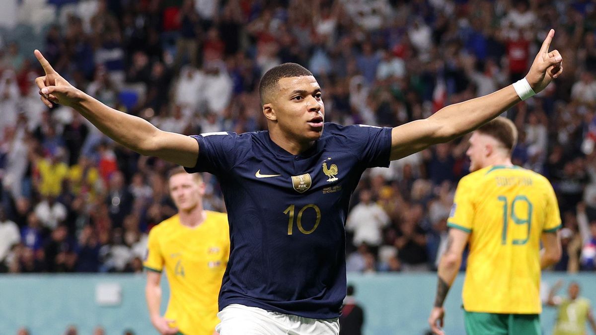 Kylian Mbappe de Francia celebra después de anotar el tercer gol de su equipo superando a Harry Souttar de Australia durante el partido del Grupo D de la Copa Mundial de la FIFA Qatar 2022 entre Francia y Australia en el Estadio Al Janoub el 22 de noviembre de 2022 en Al Wakrah, Qatar.