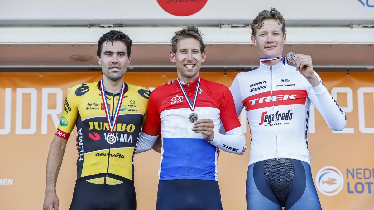Bauke Mollema sul podio per aver vinto i campionati nazionali neerlandesi a cronometro con Dumoulin (2°) e Hoole (3°)