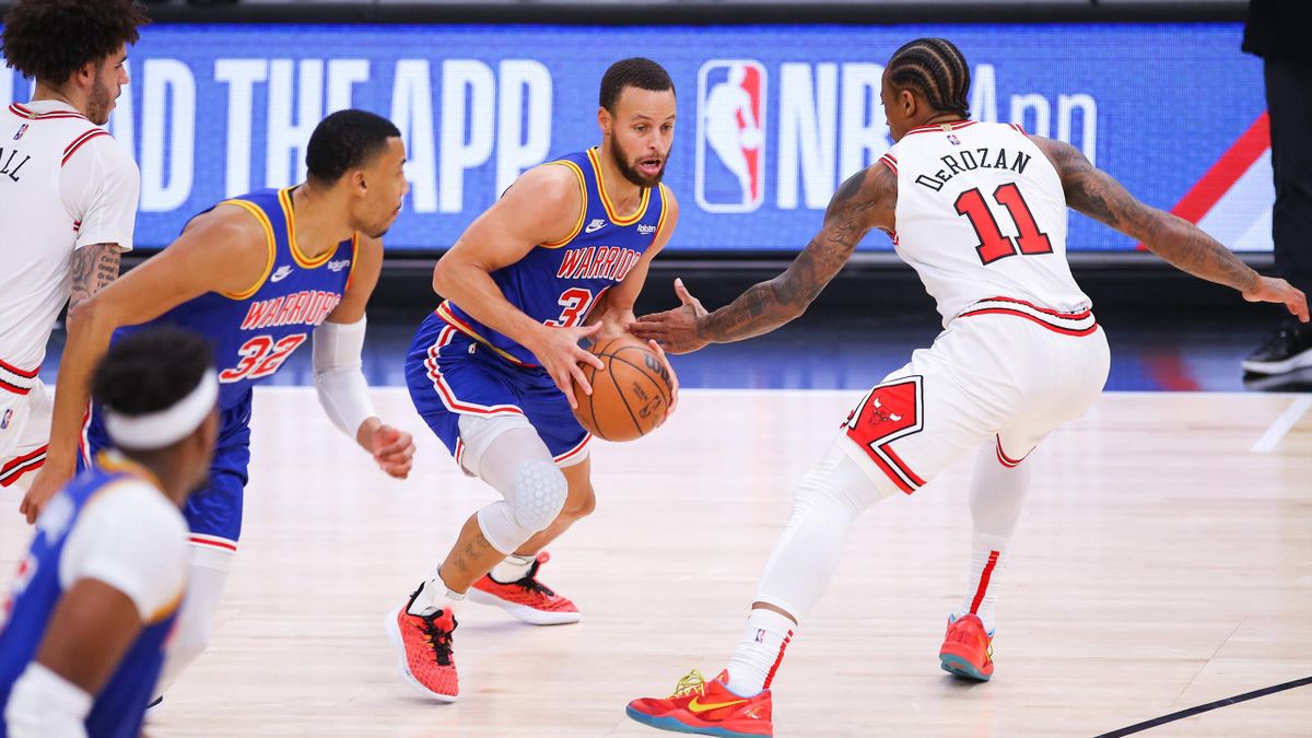 Stephen Curry face à DeMar DeRozan lors de Bulls - Warriors, 2022