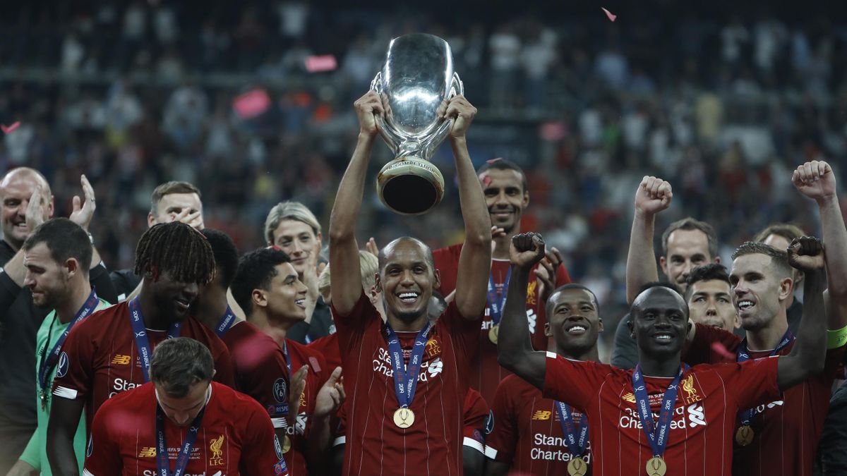 Liverpool players celebrate with the trophy during the UEFA Super Cup match between Liverpool and Chelsea at Vodafone Park on August 14, 2019 in Istanbul, Turkey.