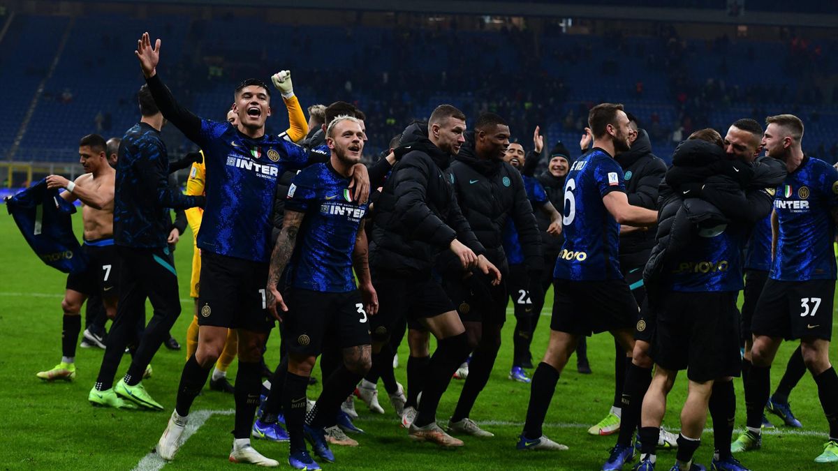Inter Milan's Argentine forward Joaquin Correa (Front L), Inter Milan's Italian defender Federico Dimarco (21ndL) and teammates celebrate after Inter Milan's Chilean forward Alexis Sanchez (Rear L) scored a last second winning goal