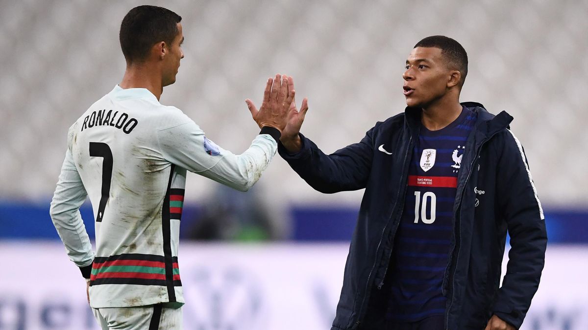 Ronaldo și Mbappe la finalul meciului dintre Franța și Portugalia, din Nations League