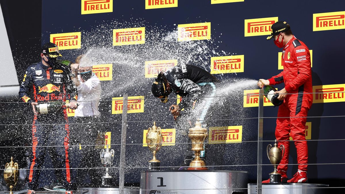 Max Verstappen (Red Bull) e Charles Leclerc (Ferrari) fanno la doccia di champagne a Lewis Hamilton (Mercedes), GP di Gran Bretagna, Getty Images