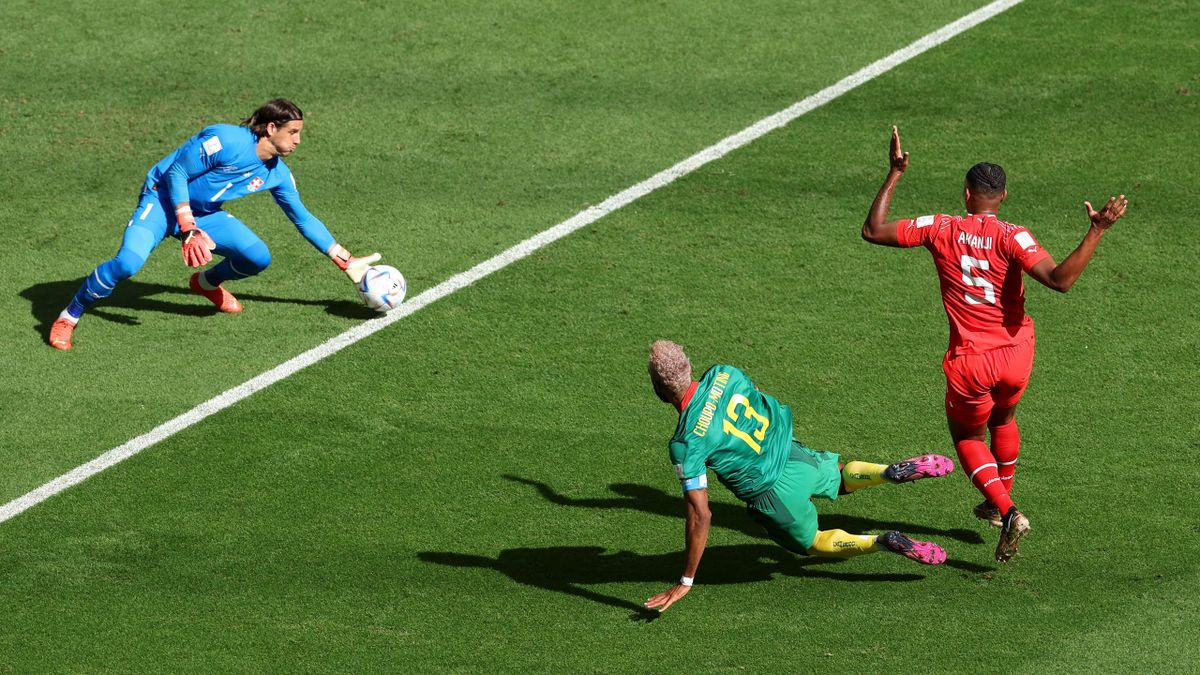 AL WAKRAH, QATAR - 24 DE NOVIEMBRE: Yann Sommer de Suiza salva un intento de Eric Maxim Choupo-Moting de Camerún durante el partido del Grupo G de la Copa Mundial de la FIFA Qatar 2022 entre Suiza y Camerún en el Estadio Al Janoub el 24 de noviembre de 2022 en Al Wakrah,