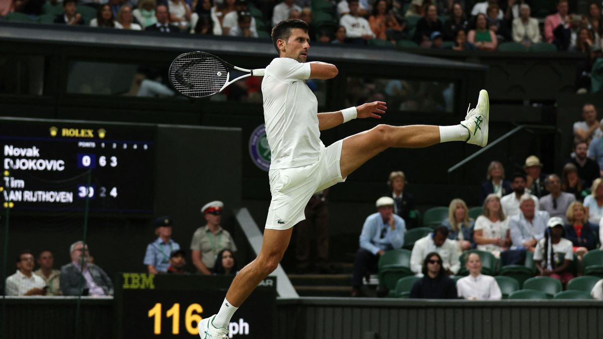 Novak Djokovic lors de son 8e de finale contre Tim Van Rijthoven à Wimbledon 2022
