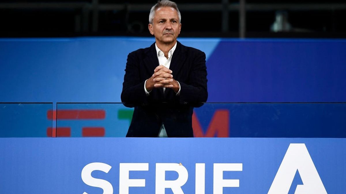 Il presidente della Lega Calcio Paolo Dal Pino per l'assegnazione dello Scudetto all'ultima giornata di Serie A 2019/2020 - Juventus-Roma - Getty Images