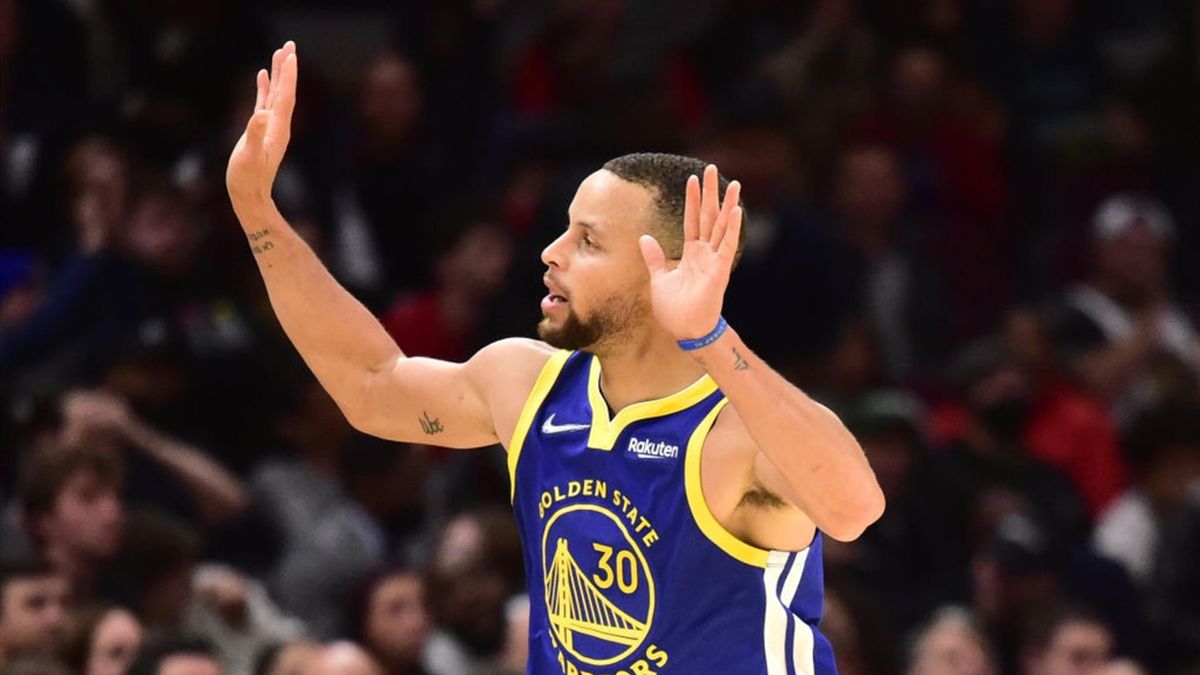 Stephen Curry in azione con i Golden State Warriors - NBA 2021-22