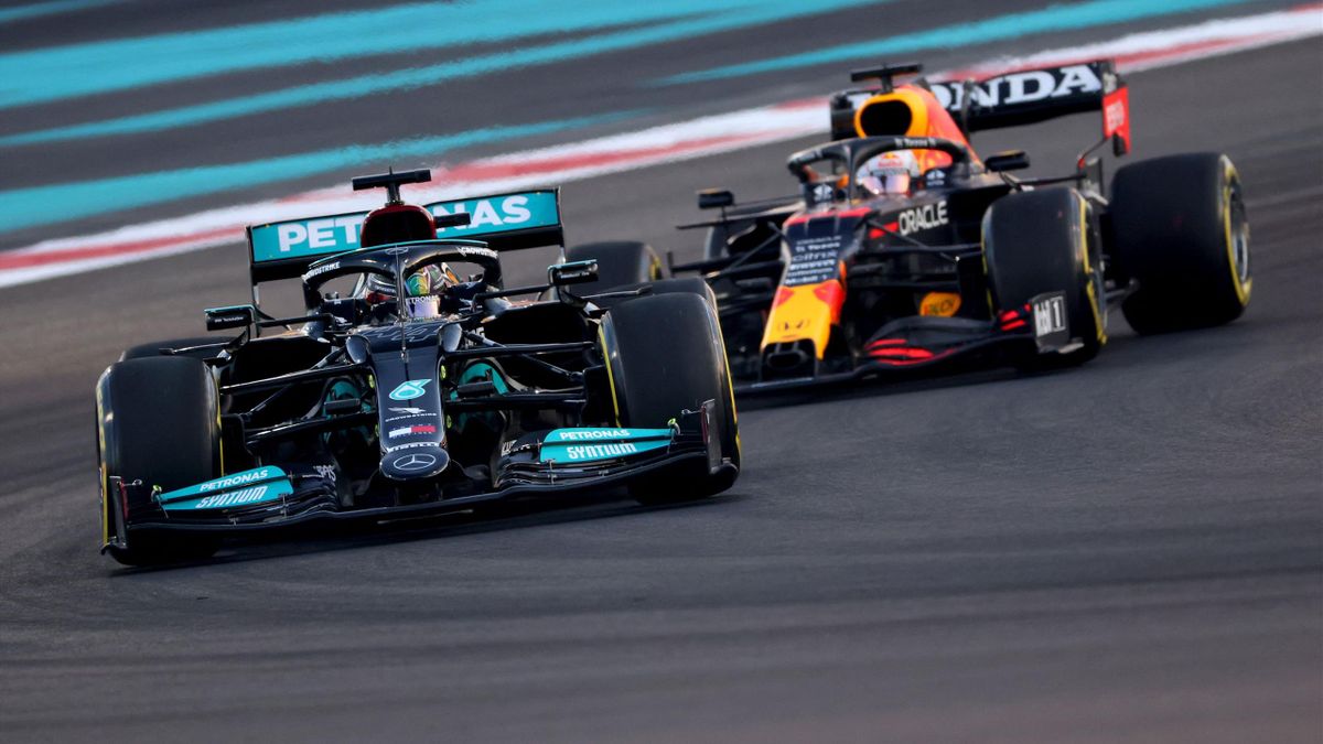 Lewis Hamilton im Mercedes vor Max Verstappen im Red Bull