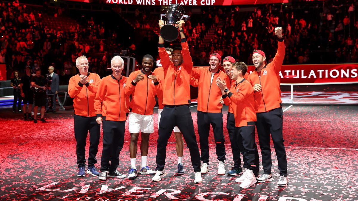 Felix Auger-Aliassime løfter trofeet og feirer sammen med sine lagkamerater etter å ha vunnet Laver Cup 2022.