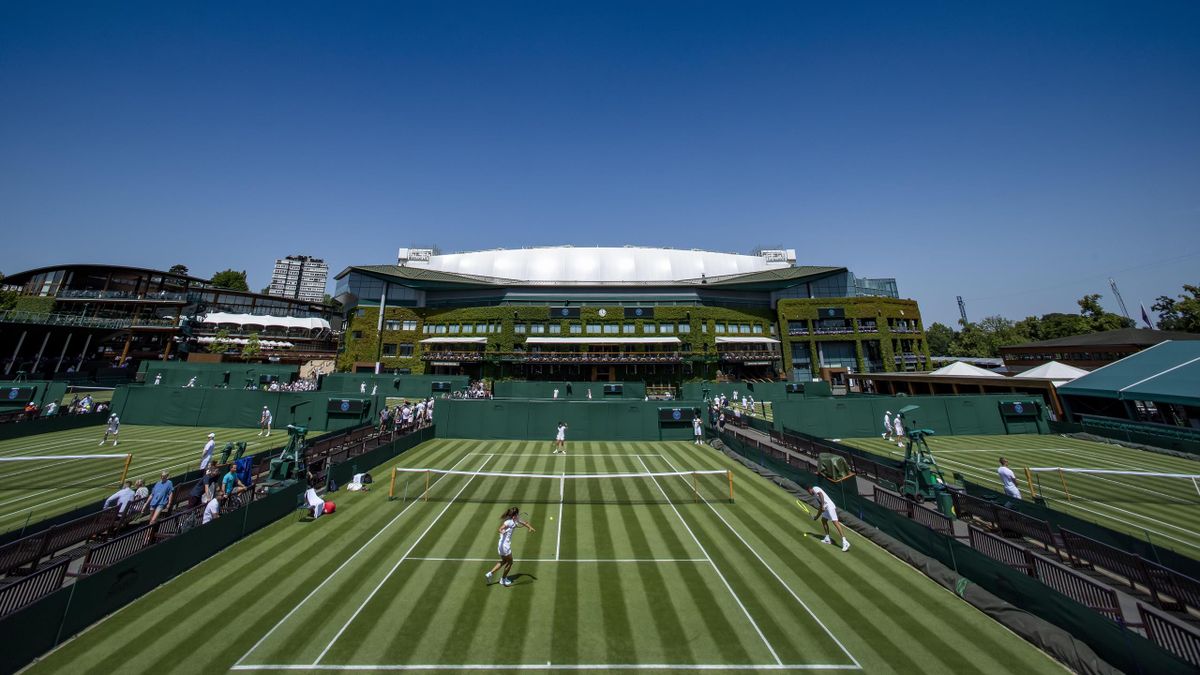 29th June 2019, The All England Lawn Tennis and Croquet Club, Wimbledon, London, England; Wimbledon Tennis tournament preview day; Centre court overlooks the outside courts during Saturday practice at Wimbledon (photo by Shaun Brooks/Action Plus via Getty