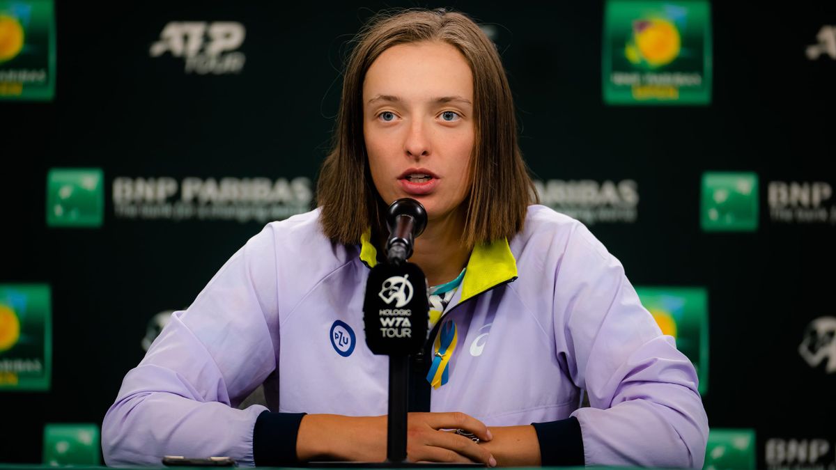 INDIAN WELLS, CALIFORNIA - MARCH 10: Iga Swiatek of Poland talks to the press during Media Day at the 2022 BNP Paribas Open at the Indian Wells Tennis Garden on March 10, 2022 in Indian Wells, California (Photo by Robert Prange/Getty Images)