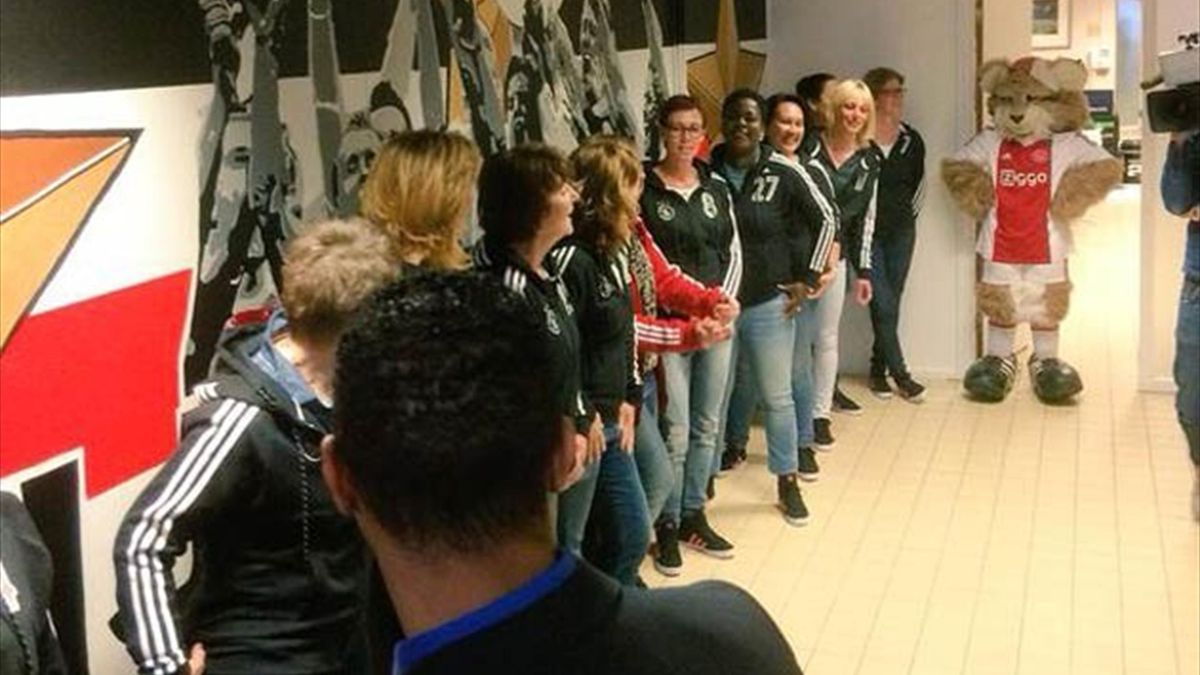 Mums wait in the tunnel to walk out with their Ajax sons (Instagram)