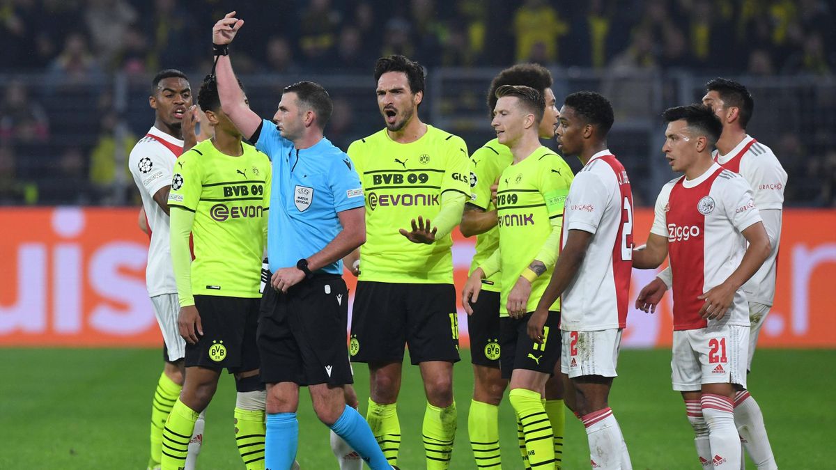Schiedsrichter Michael Oliver stand in Dortmund im Mittelpunkt