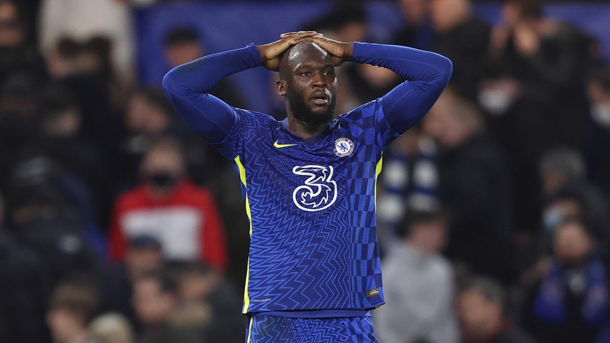 Romelu Lukaku of Chelsea dejected at full time of the Premier League match between Chelsea and Brighton & Hove Albion at Stamford Bridge on December 28, 2021 in London, England. (Photo by James Williamson - AMA/Getty Images)
