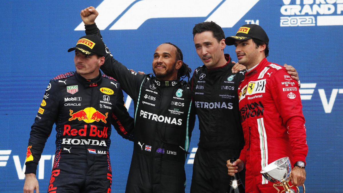 Lewis Hamilton festeggia sul podio di Sochi insieme a Sainz e Verstappen, Getty Images