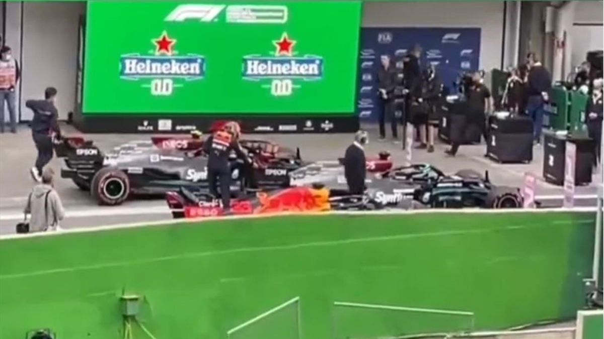 Max Verstappen mentre tocca la macchina di Hamilton