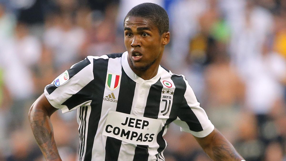Juventus' midfielder Douglas Costa from Brazil controls the ball during the Italian Serie A football match Juventus Vs Cagliari on August 19, 2017 at the 'Allianz Stadium' in Turin