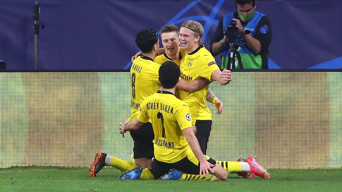 Erling Haaland (R) of Borussia Dortmund celebrates with Marco Reus and team mates after scoring their side's third goal during the UEFA Champions League Round of 16 match between Sevilla FC and Borussia Dortmund at Estadio Ramon Sanchez Pizjuan on Februa