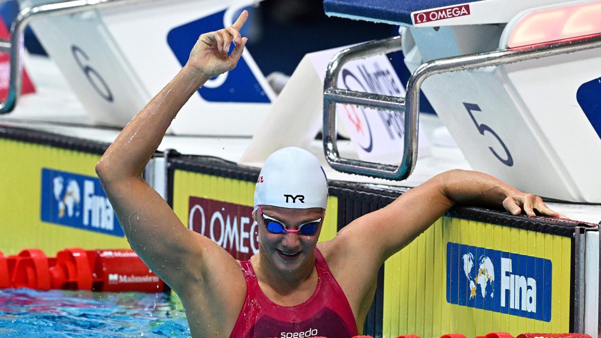 Marie Wattel savoure sa 2e place, synonyme de médaille d'argent, sur le 100m papillon lors des Mondiaux 2022 de natation à Budapest