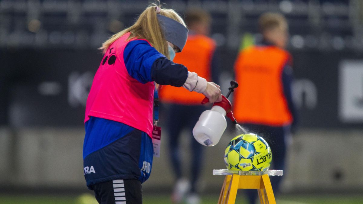 En fotball blir sprayet med antibac under Eliteserie-kampen mellom Viking og Rosenborg i fjor.