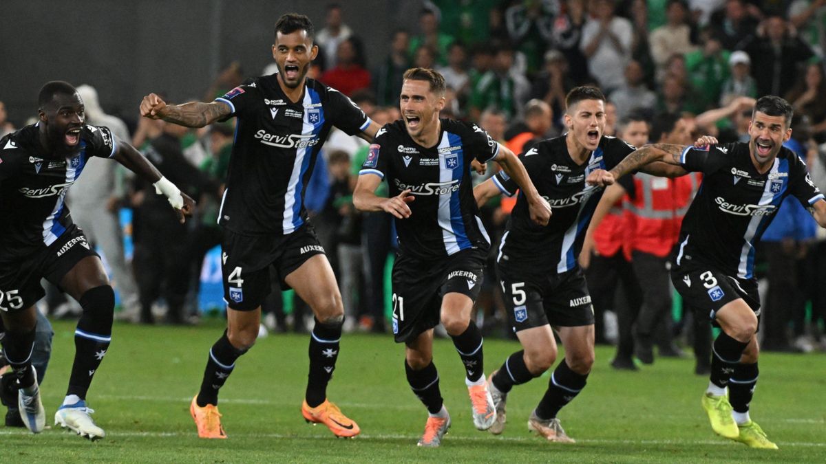 Les Auxerrois tout à leur joie après leur victoire contre Saint-Étienne aux tirs au but, dimanche 29 mai 2022. / Barrages L1-L2