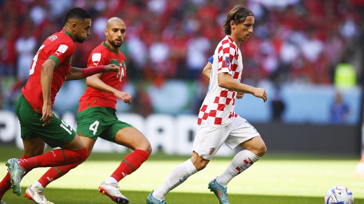 Kroatiens Luka Modric (re.) im WM-Spiel gegen Marokko