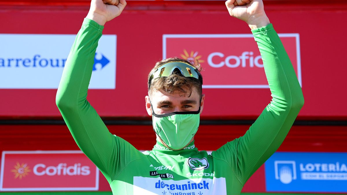 Jakobsen juicht na zijn winst in de vierde etape van de Ronde van Spanje