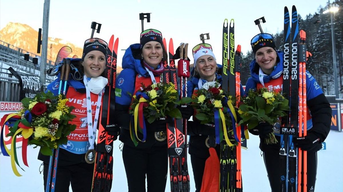 Anaïs Chevalier-Bouchet, Chloé Chevalier, Justine Braisaz-Bouchet et Julia Simon après leur victoire en relais à Ruhpolding le 14 janvier 2022