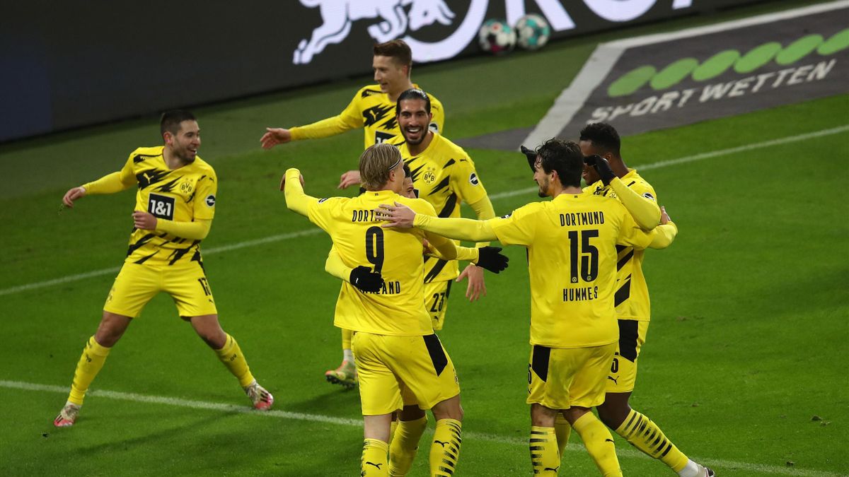 Erling Haaland of Borussia Dortmund celebrates with teammates (L-R) Emre Can, Mats Hummels and Dan-Axel Zagadou after scoring their sides second goal during the Bundesliga match between RB Leipzig and Borussia Dortmund at Red Bull Arena on January 09, 202