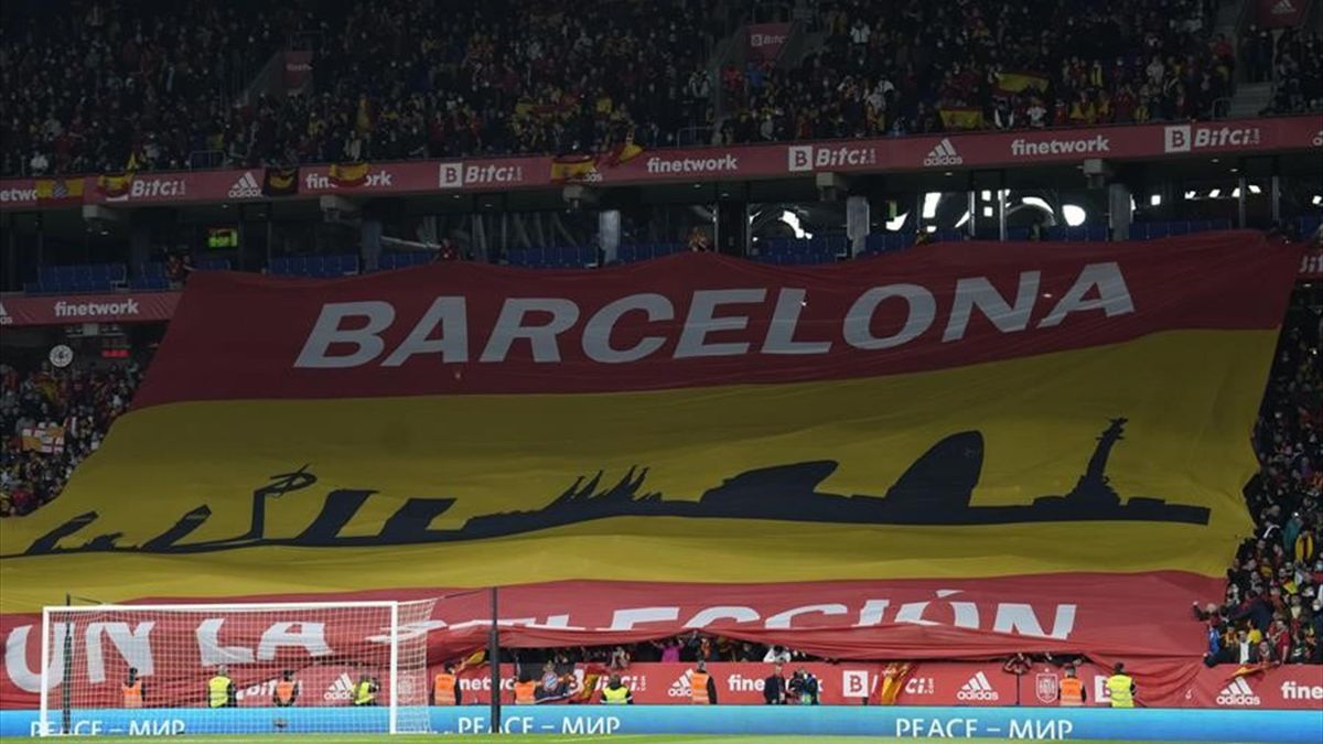Una pancarta durante el partido amistoso que los combinados nacionales de España y de Albania disputan hoy sábado en el RCDE Stadium, en Cornellá (Barcelona).