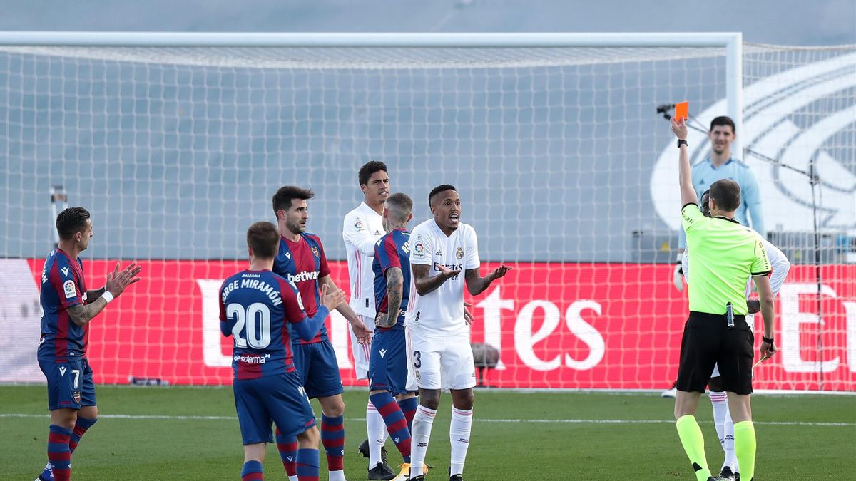 nedadgående Hare Doktor i filosofi La Liga news - Roger stuns ten-man Real as Levante put big dent in Madrid's  title hopes - Eurosport