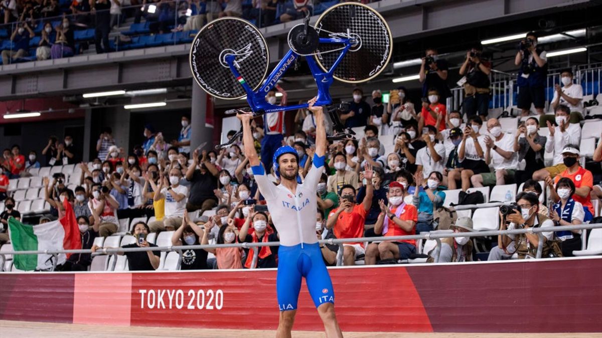 Filippo Ganna dopo aver conquistato l'oro nell'inseguimento a squadre - Olimpiadi Tokyo 2020
