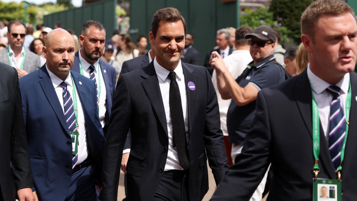 Roger Federer pasea por las instalaciones del All England Club