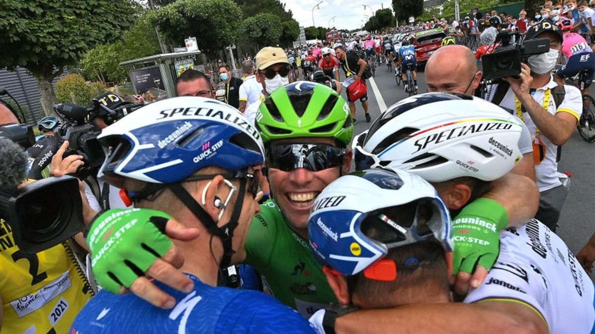 Mark Cavendish esulta con i compagni di squadra dopo la vittoria di Châteauroux - Tour de France 2021